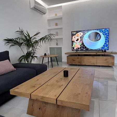 Modern Apartment Close To Airport With Gym And Bbq Iraklion Buitenkant foto