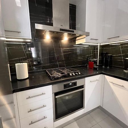 Modern Apartment Close To Airport With Gym And Bbq Iraklion Buitenkant foto