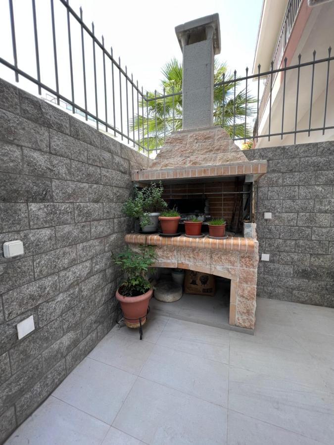 Modern Apartment Close To Airport With Gym And Bbq Iraklion Buitenkant foto
