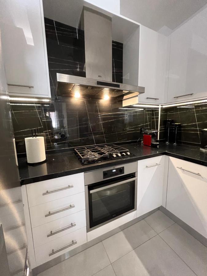 Modern Apartment Close To Airport With Gym And Bbq Iraklion Buitenkant foto